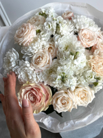 предзаказ - сборный букет из хризантемы, маттиолы, кустовых пионовидных роз и диантусов крем мал