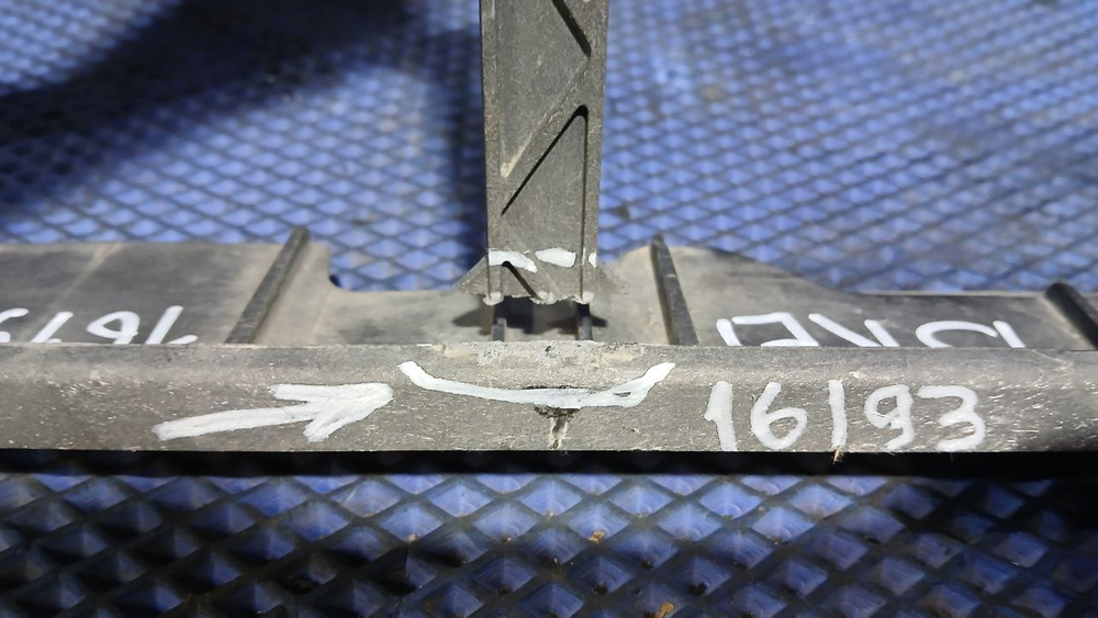 Рамка радиатора / телевизор MAZDA AXELA 2003-2006