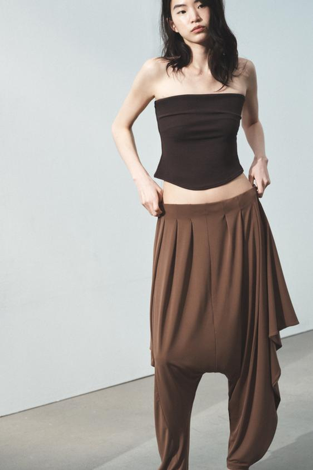 ZARA АCИММЕТРИЧНЫЕ БРЮКИ BAGGY ИЗ СТРУЯЩЕЙСЯ ТКАНИ, СВЕТЛО-КОРИЧНЕВЫЙ