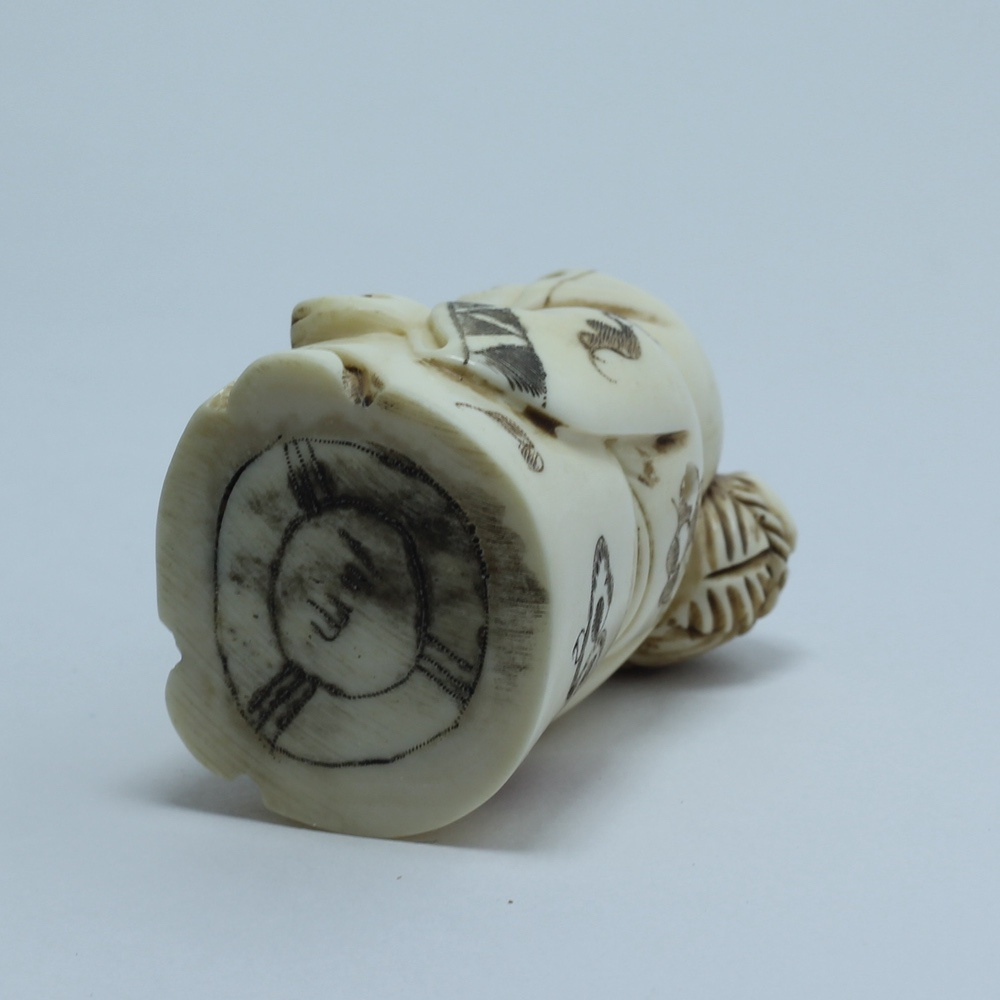 Нэцкэ Фукурокудзю с персиком и корзиной фруктов на плече