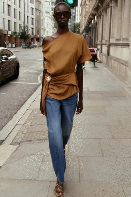 ZARA АТЛАСНЫЙ ТОП АСИММЕТРИЧНОГО КРОЯ С АППЛИКАЦИЕЙ, ТАБАЧНЫЙ