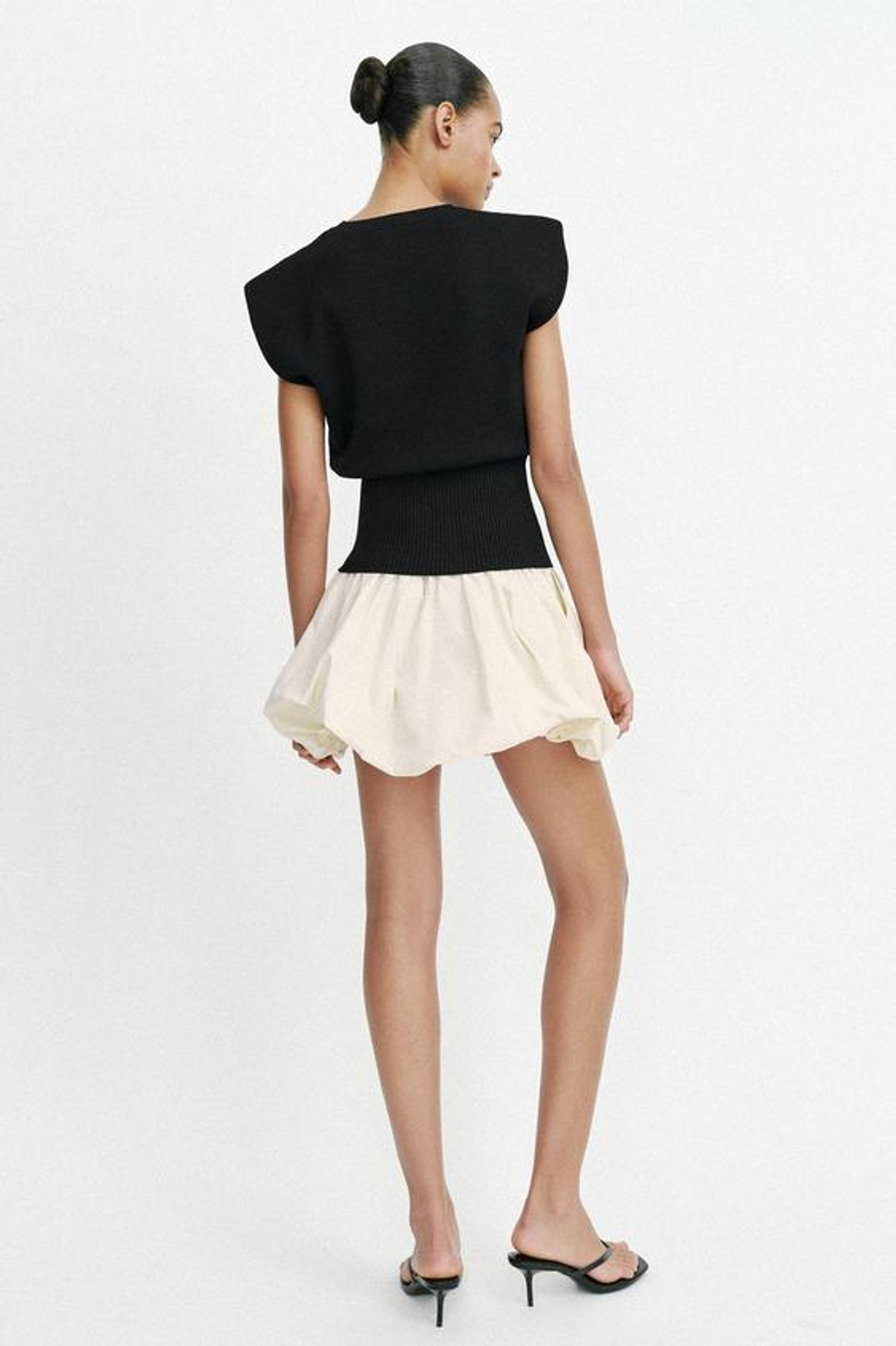 ZARA ТРИКОТАЖНЫЙ ТОП С ПОДПЛЕЧНИКАМИ, ЧЕРНЫЙ