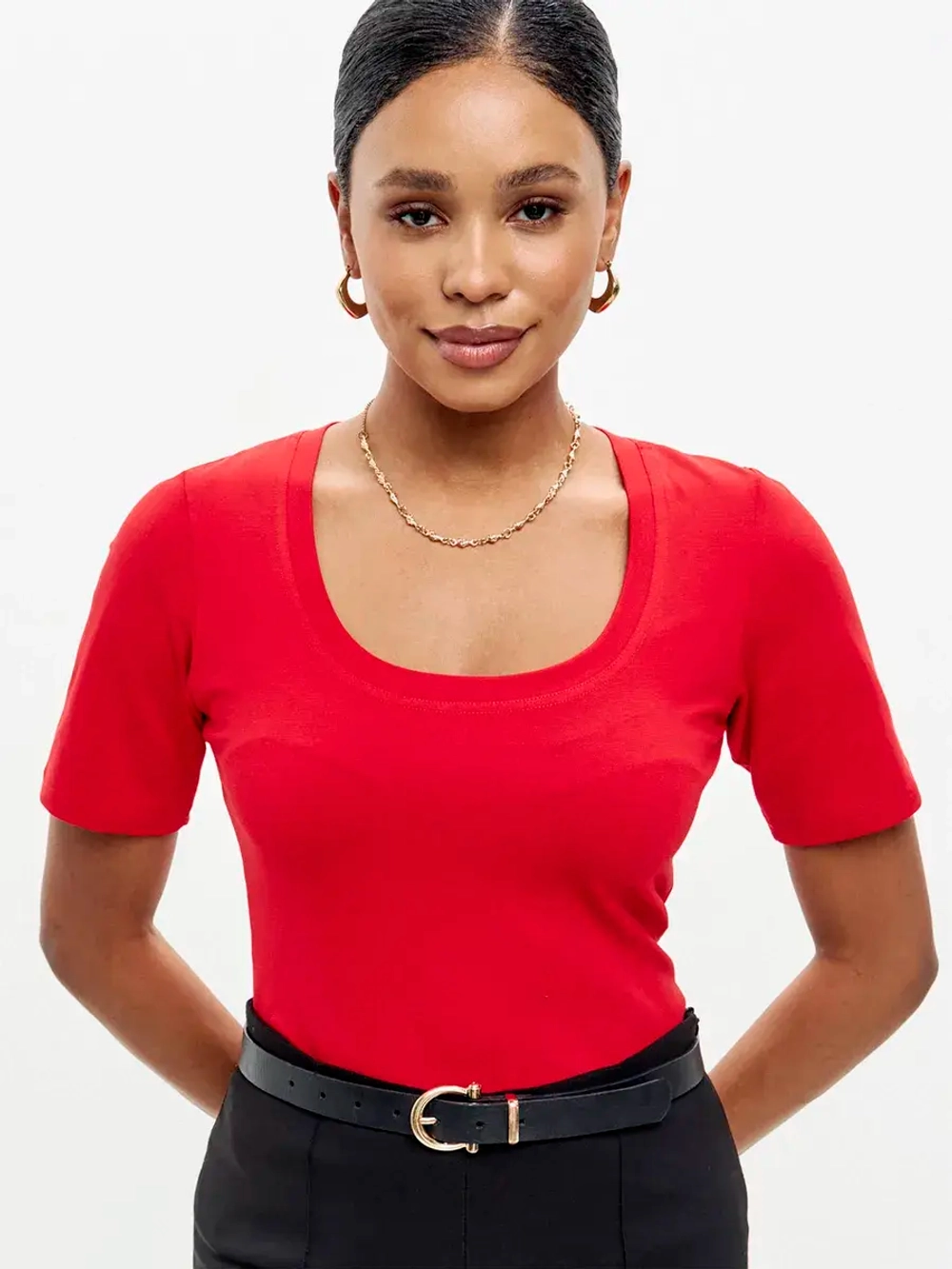 Футболка с глубоким вырезом