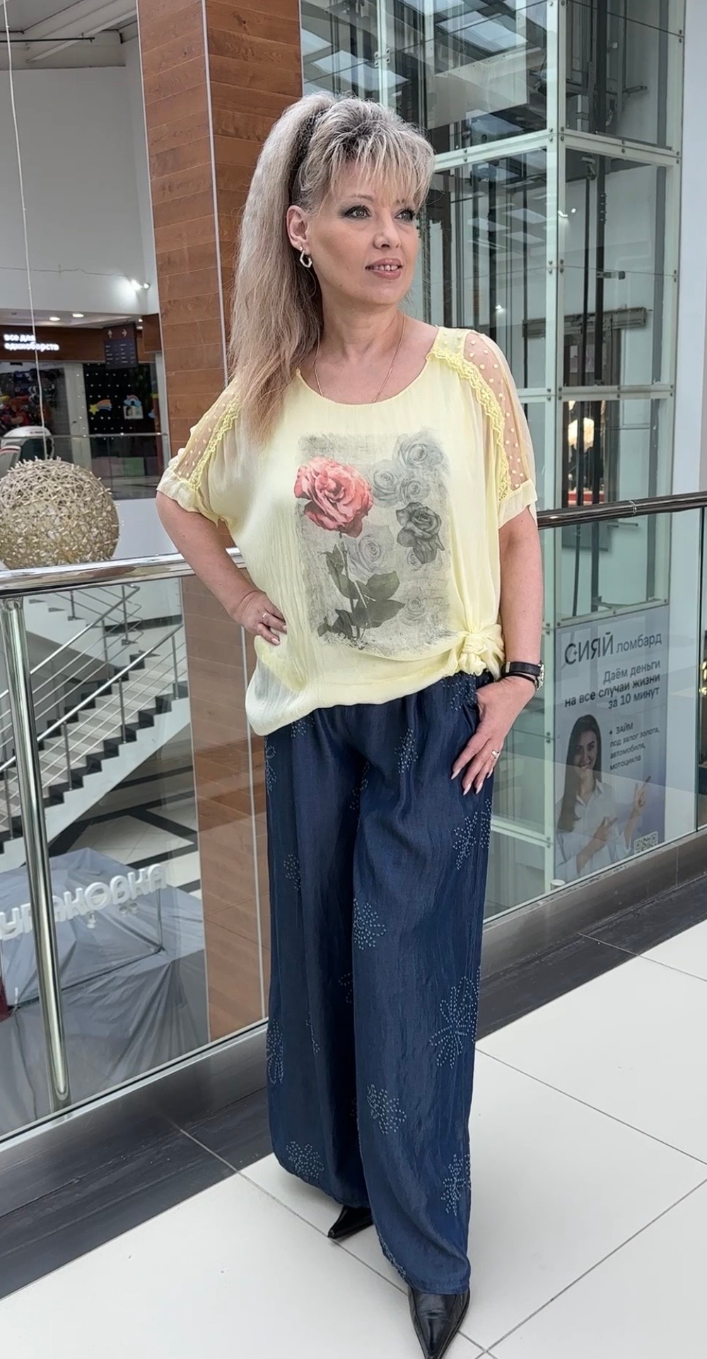 Нарядная двойка из шелка с кружевами и изображением розы