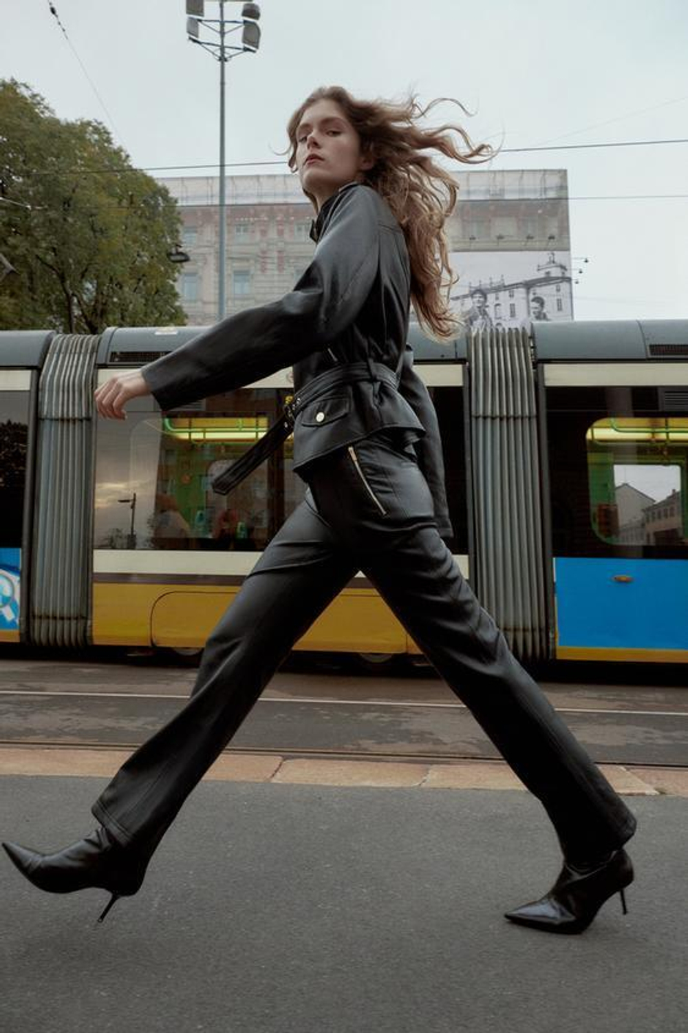 ZARA БРЮКИ FLARE ИЗ ИСКУССТВЕННОЙ КОЖИ, ЧЕРНЫЙ