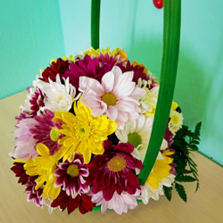Ежик из цветов в корзине