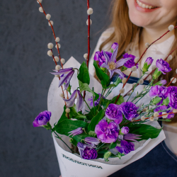 160. Яркий весенний букет с гвоздикой, клематисом и веточками вербы