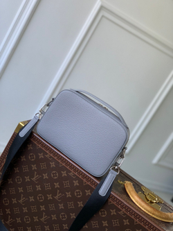 Louis Vuitton Avenue Messenger
