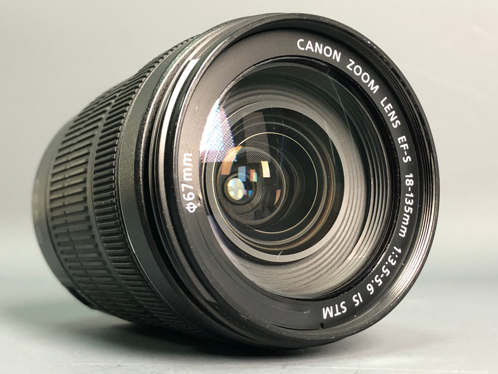Canon 18-135mm IS STM царапка на передней линзе