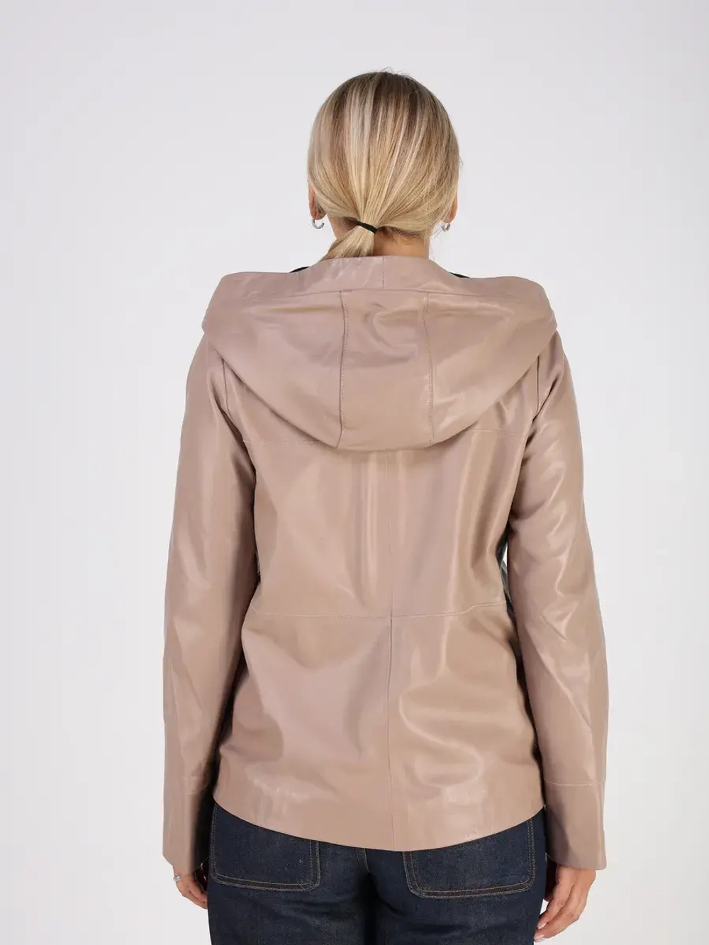 Кожаная куртка демисезонная с капюшоном