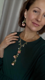 Серьги "Розы" бутоны натуральных роз в сиреневом оттенке и кварцы, оттенок золото