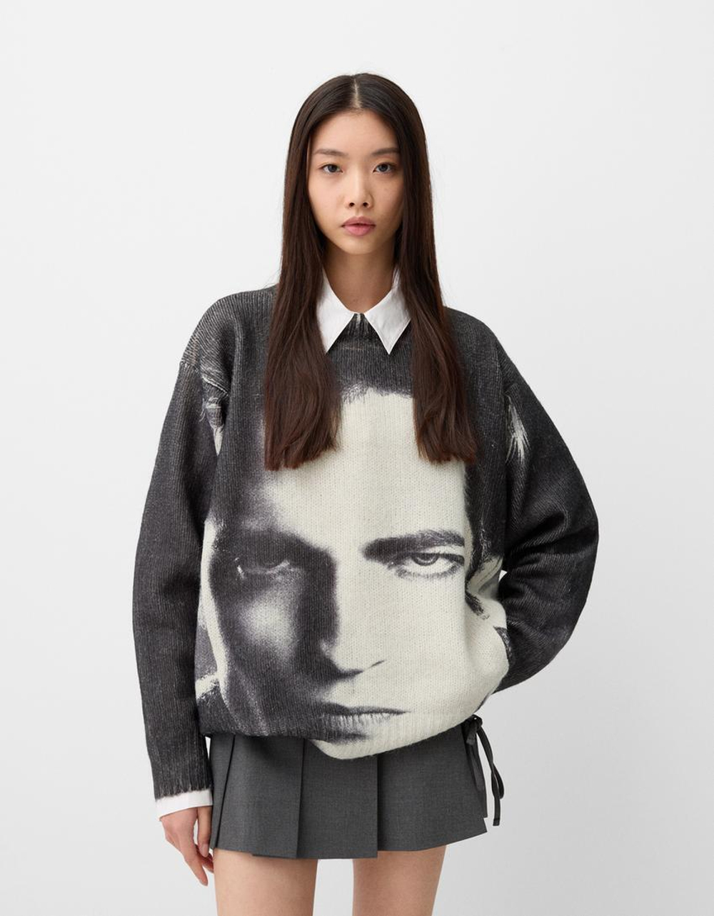 BERSHKA СВИТЕР С ПРИНТОМ "СУМЕРКИ", СЕРЫЙ