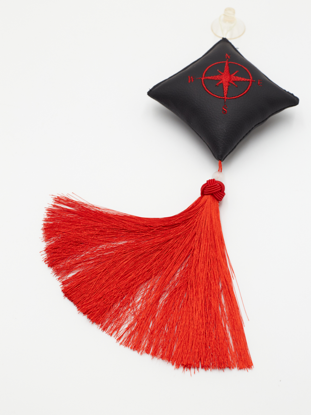 Ромб объемный на присоске Роза Ветров (экокожа, черный, красная вышивка, кисть)