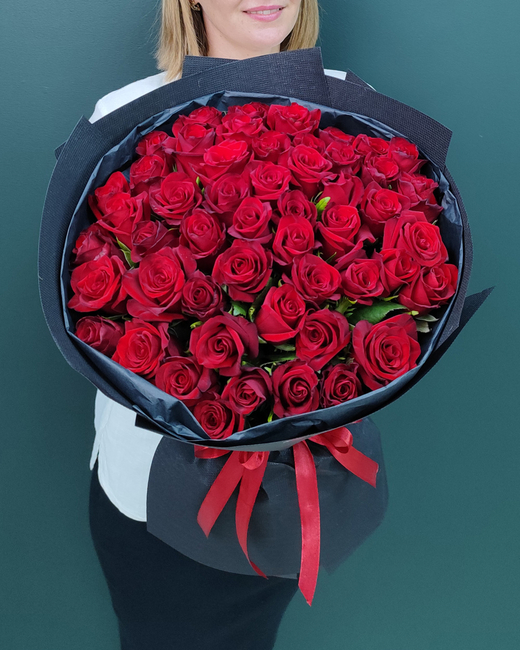 Роза красная 51шт в черной упаковке(00362)