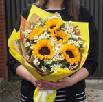 Букет из подсолнухов и ромашки