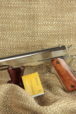 Denix Пистолет авт. "Кольт-45" хромированный, в подарочном футляре