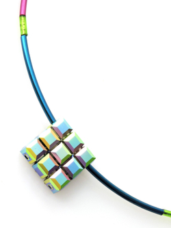 4742/10-1536 Coeur de Lion – очень симпатичное колье. Яркие цветные элементы и кулон из кубов Сваровски.