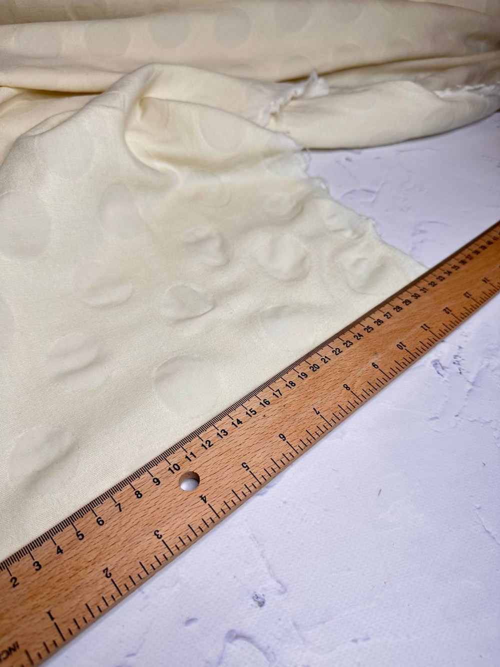 Плательно-костюмный жаккардовый сирсакер с узором (88%шерсть/10%полиамид/2%эластан, Бежевая слоновая кость/крупные круги в тон, 125, 232 гр/м2)