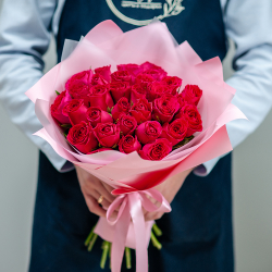 31 малиновая кенийская роза в оформлении