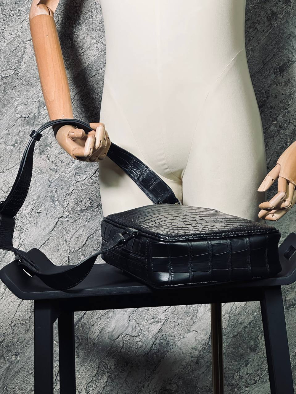 Сумка-мессенджер из кожи крокодила