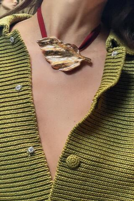 ZARA ТЕКСТИЛЬНОЕ ОЖЕРЕЛЬЕ С ПОДВЕСКОЙ «ЛИСТ», ЗОЛОТИСТЫЙ