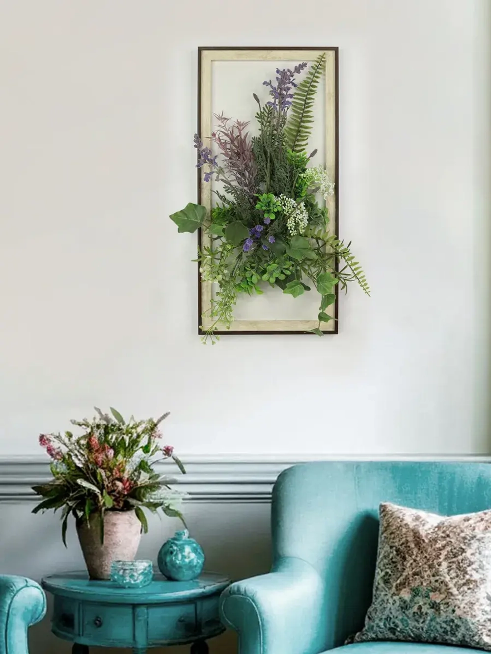 Искусственные цветы в багетной раме для декора