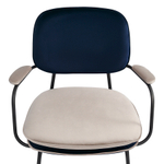 Стул с подлокотниками и контрастным кантом Bergenson Bjorn Pea, велюр, темно-синий/бежевый