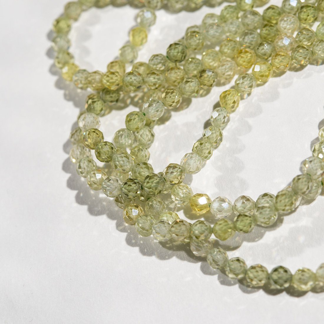 Фианиты, оттенок "Хризолит", 4мм, шар, микроогранка