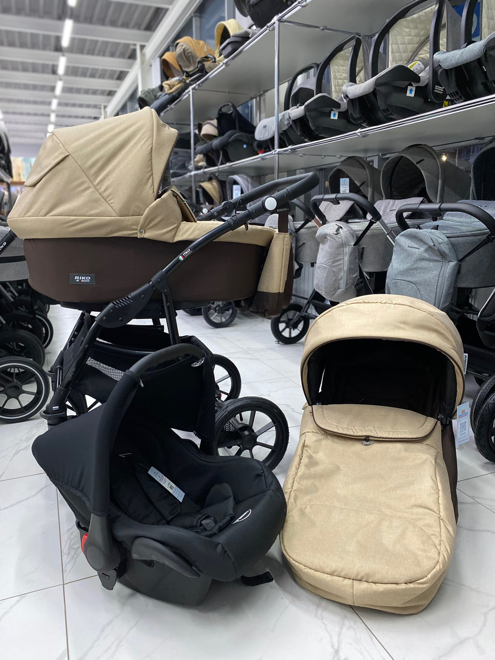 Коляска  BELLA (3 в 1) (RIKO BASIC) 07 коричневый-бежевый