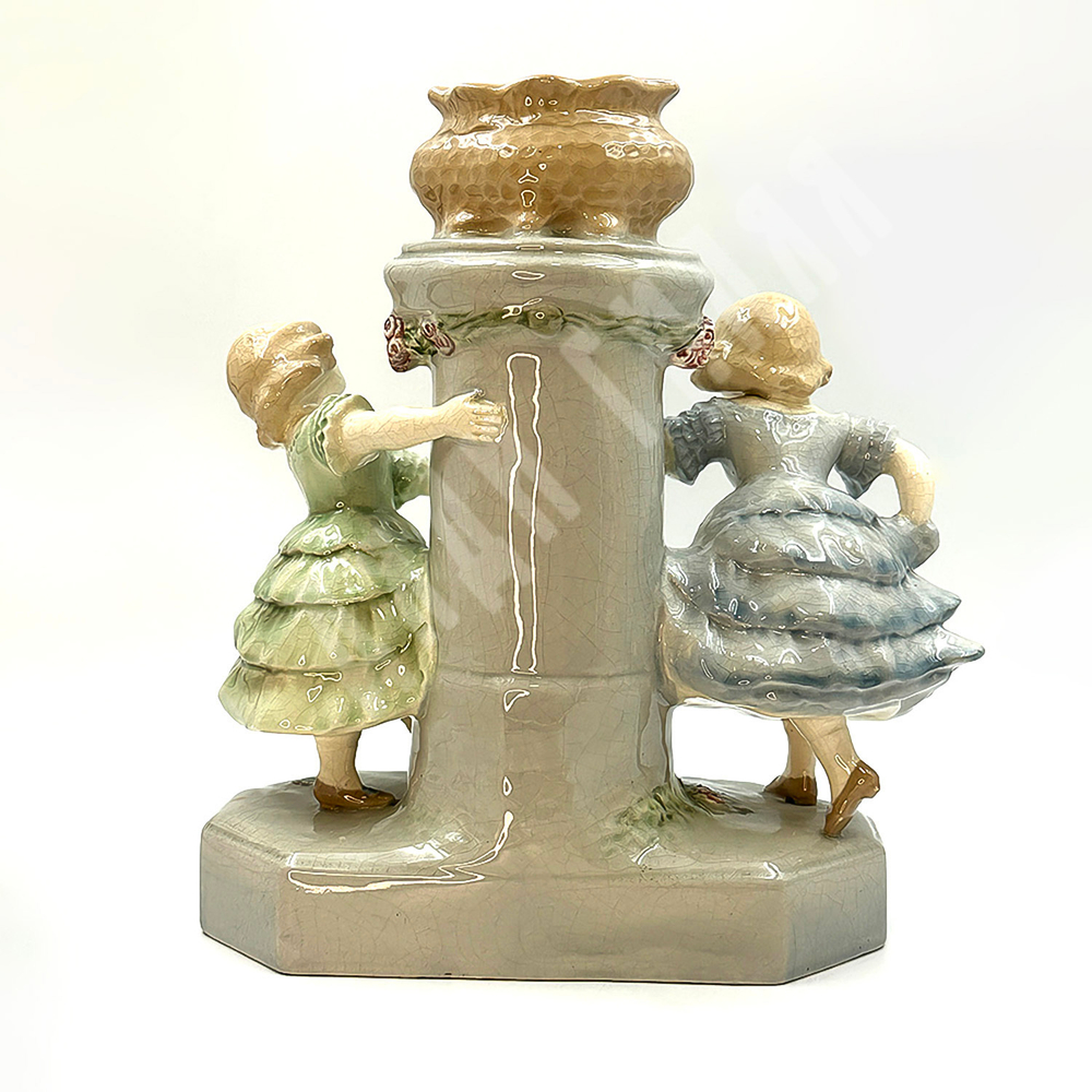 Ваза с танцующими девочками. Керамика, глазурь, ручная роспись. Вена?,  Австро-Венгрия. Нач. ХХ в.