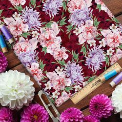 Ткань габардин нежные гвоздики и георгины на красном фоне