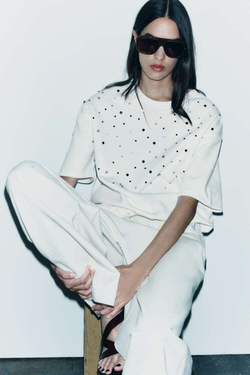 ZARA ТОЛСТОВКА ИЗ МЯГКОЙ ТКАНИ С КОРОТКИМИ РУКАВАМИ И СТРАЗАМИ, ЖЕЛТОВАТО-БЕЛЫЙ