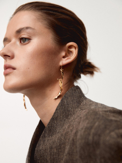 Massimo Dutti Длинные серьги с деталями «Листья», золотистый