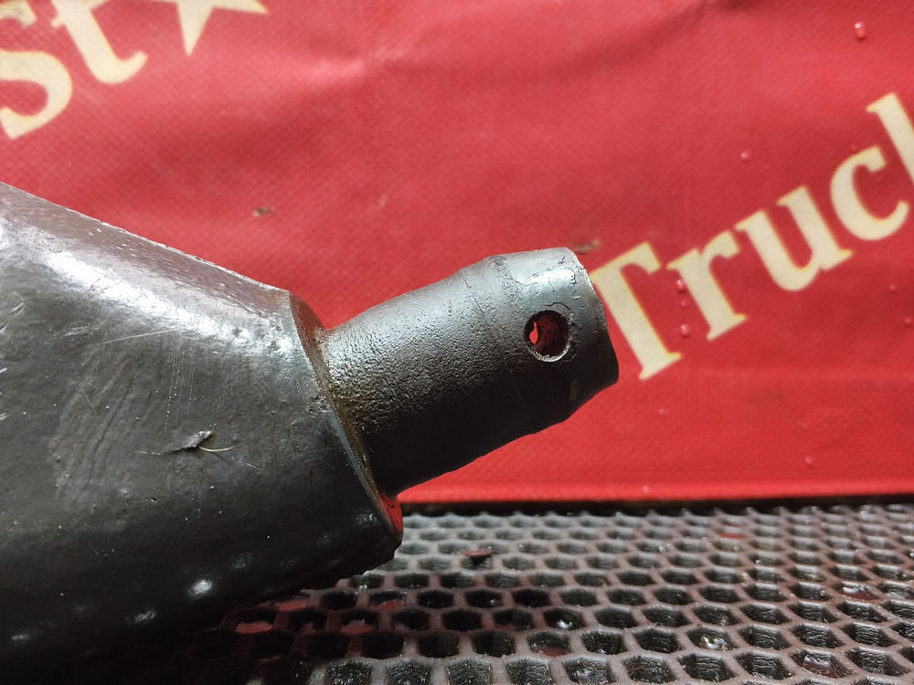 Кронштейн цилиндра подъёма кабины