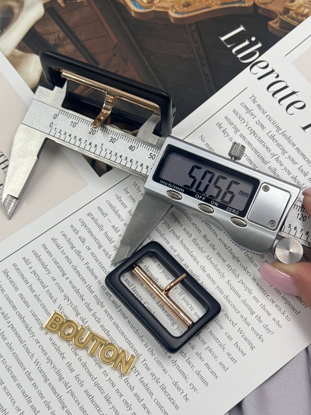 Пряжка матовая черная с металлическим золотистым язычком