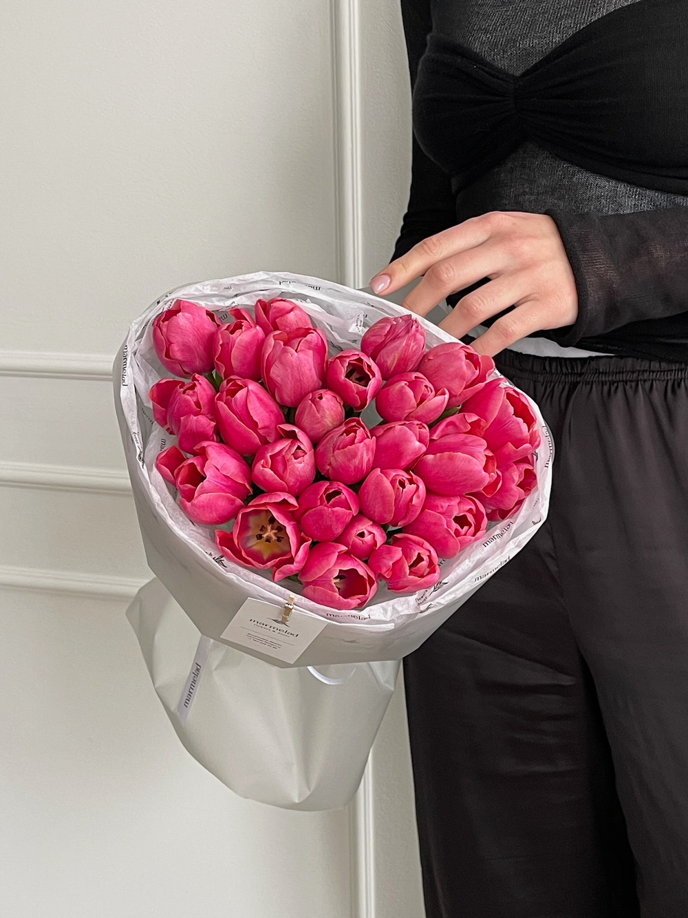Букет из 25 ярко-розовых тюльпанов