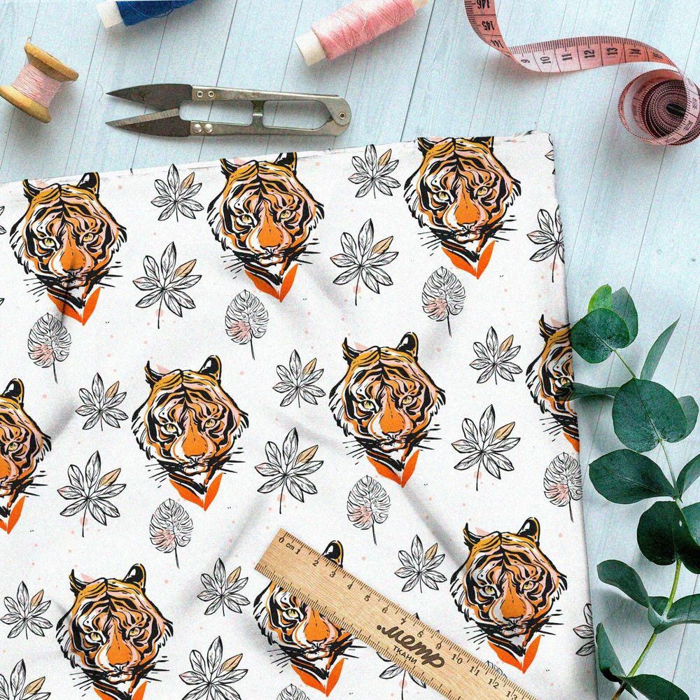 Ткань шифон головы тигров и эскизы листьев на белом фоне