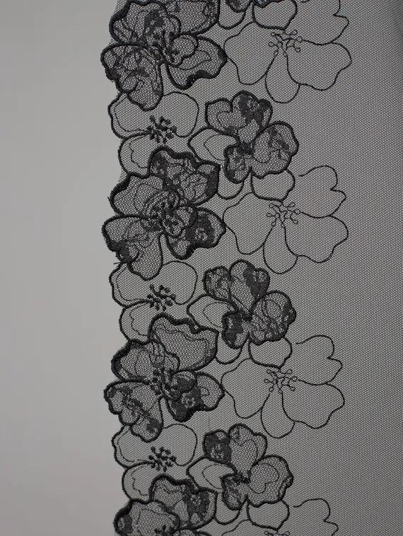 05-164 Вышивка на неэл. сетке 21 см, черный/серебро (правая)