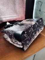 Женская форматная сумка с тиснением питон из натуральной кожи бело-синяя