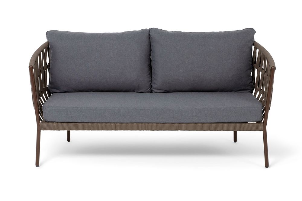 "Диего" диван 2-местный плетеный из роупа, каркас алюминий коричневый (RAL8016) муар, роуп коричневый круглый, ткань темно-серая 027