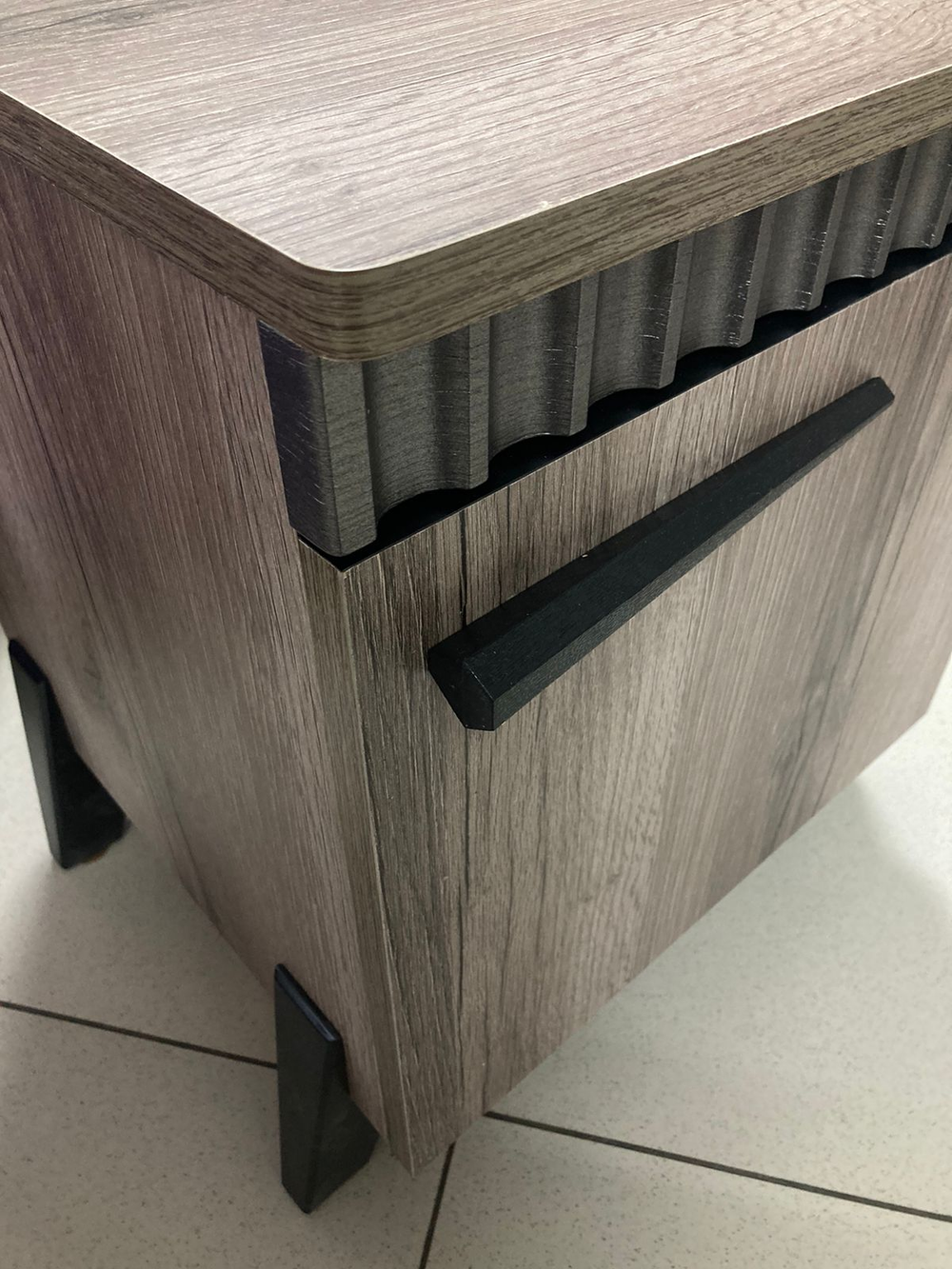 Тумба прикроватная с ножками Ольга-3 Дуб делано серый/сильвер Пэлас