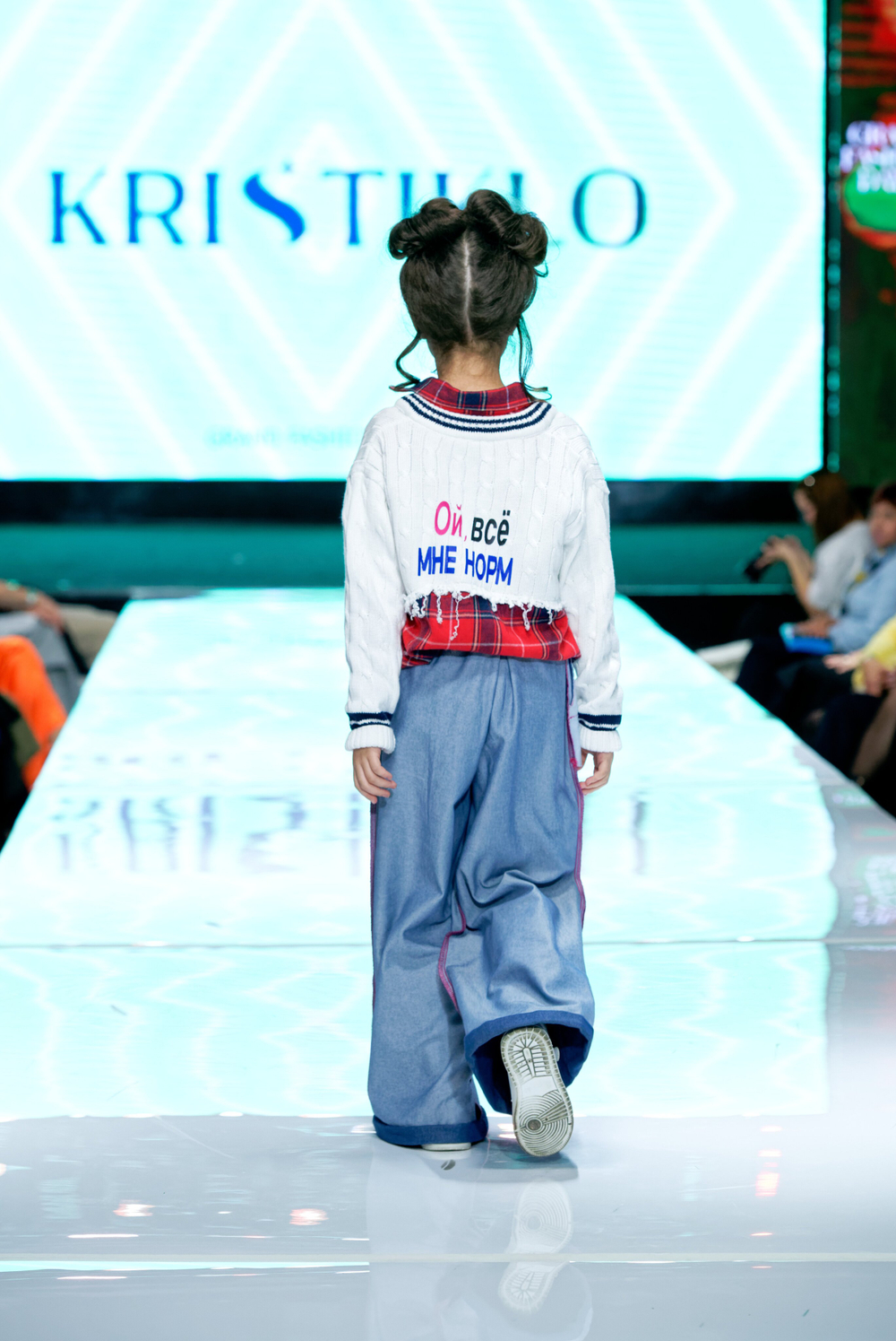 Кофта с рубашкой и джинсы наизнанку