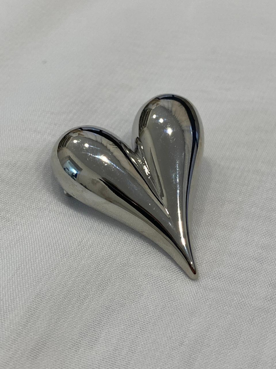 Брошь маленькое гладкое сердце, оттенок серебро