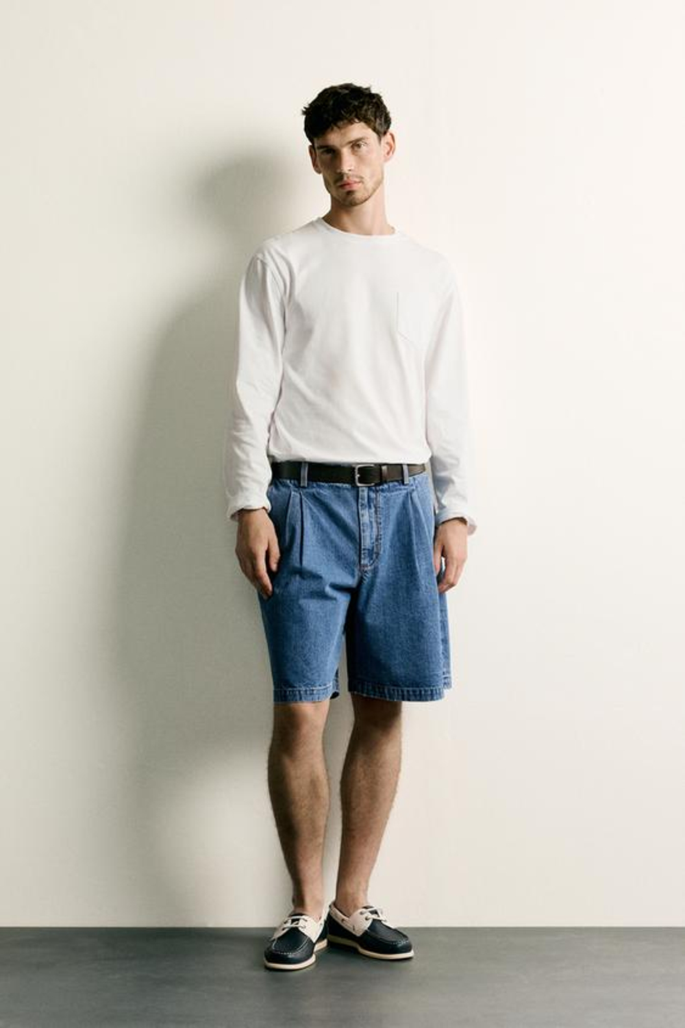 ZARA ДЖИНСОВЫЕ ШОРТЫ REGULAR FIT СО СКЛАДКАМИ, ВЫЦВЕТШИЙ СИНИЙ