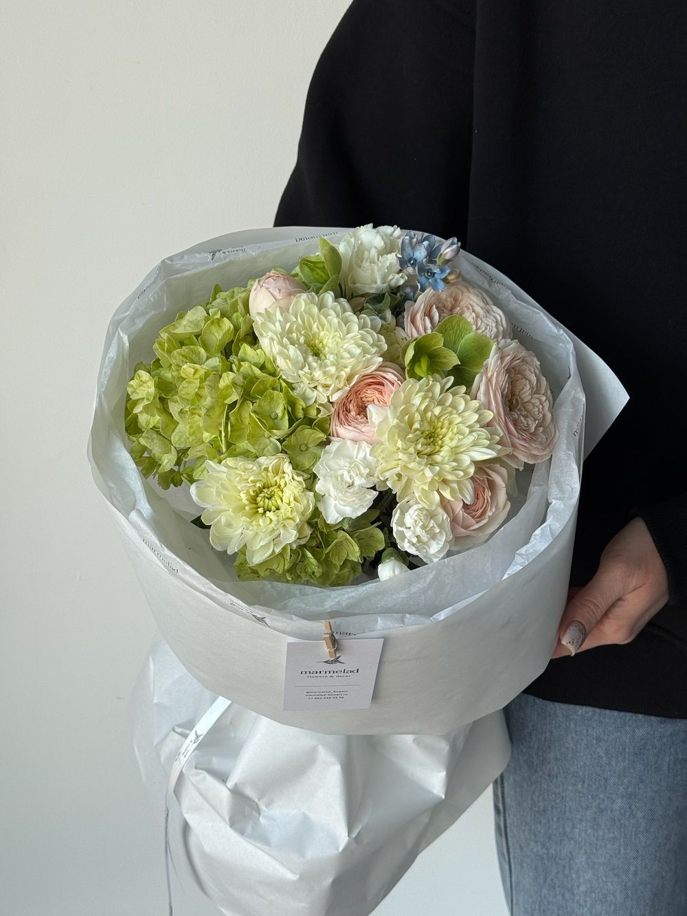 Букет сборный из гортензии, кустовых пионовидных роз, хризантемы и диантусов