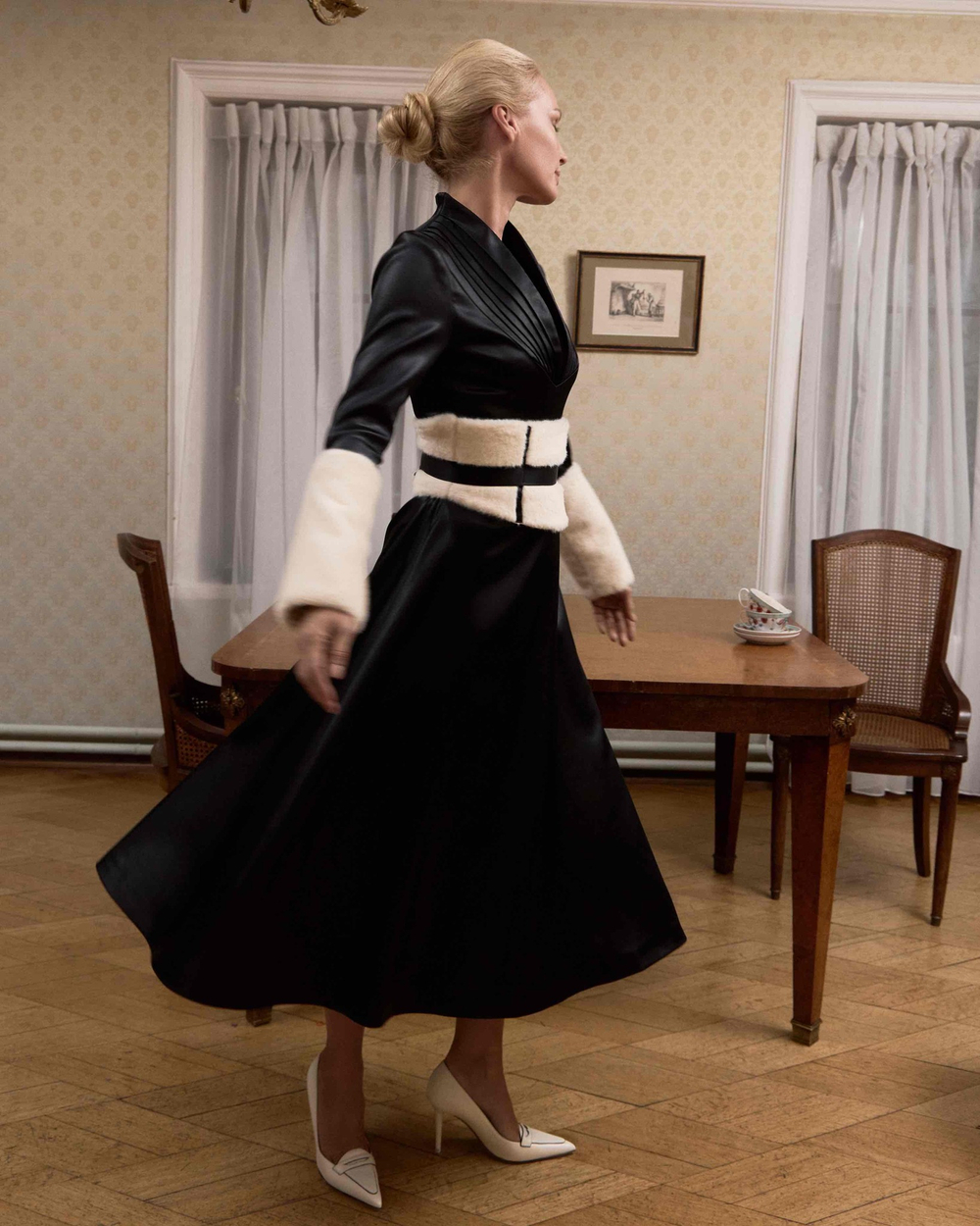 Платье макси с драпировкой на груди