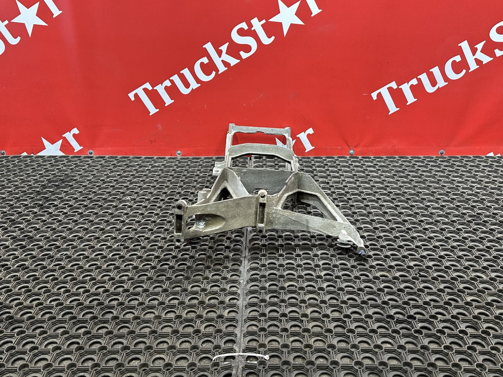 Кронштейн фары левой