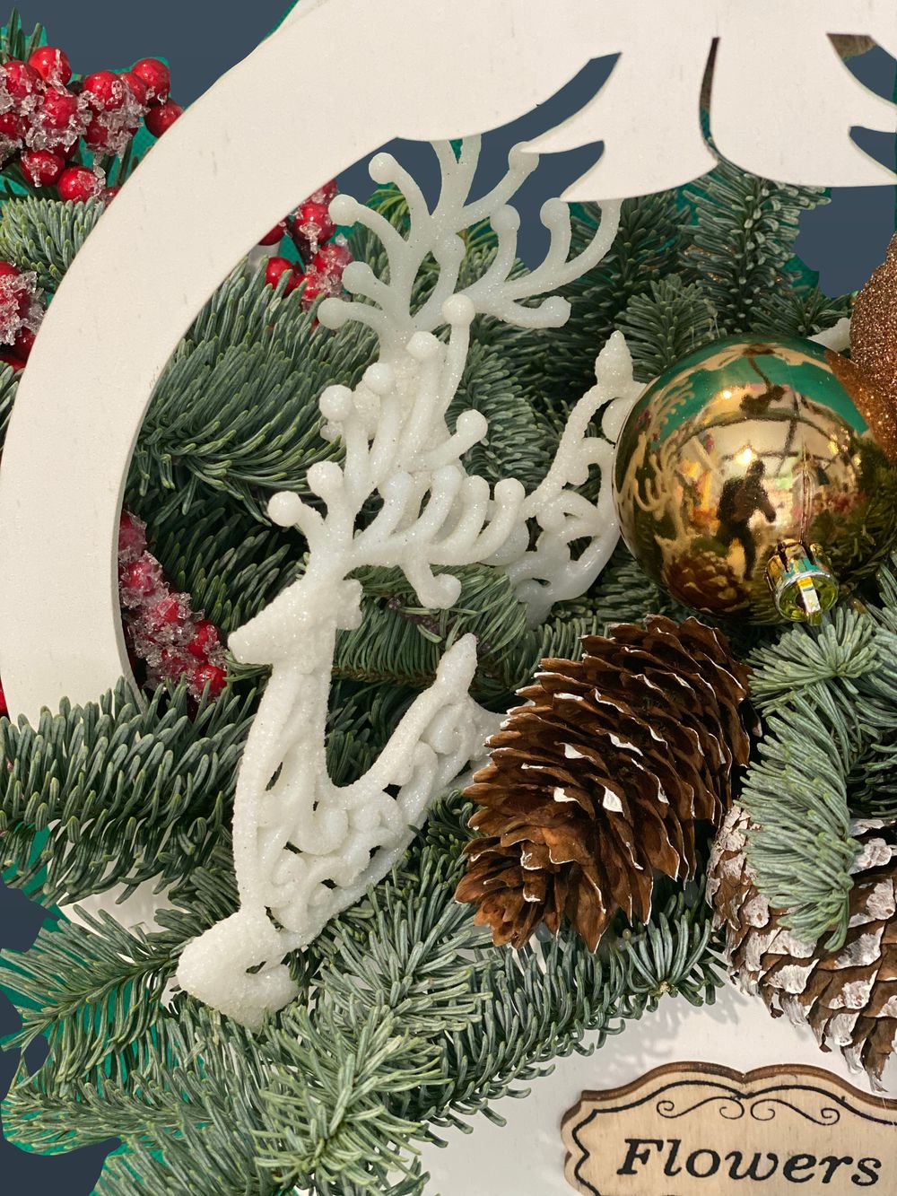 Новогодняя композиция с игрушками