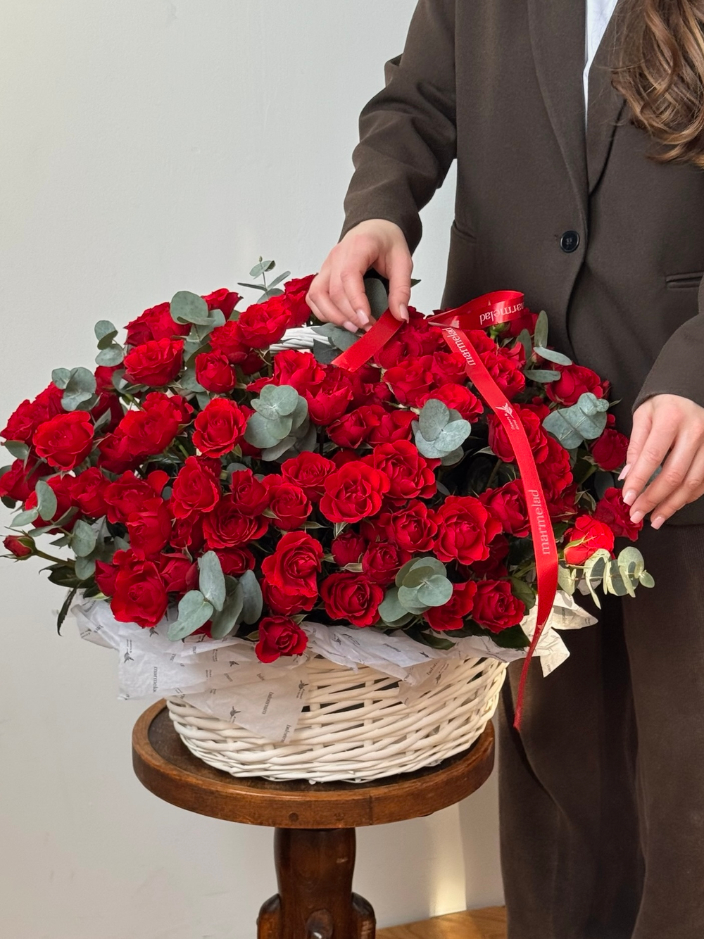 Цветочная корзина из красных кустовых роз и эвкалипта размер XL
