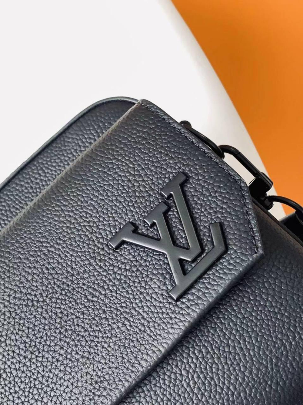Сумка-мессенжер Louis Vuitton